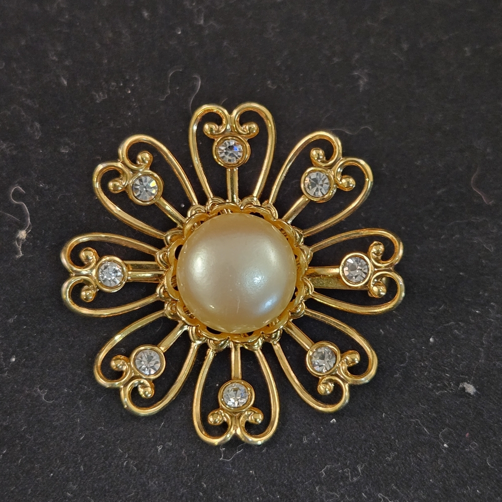 Elegant Gold and Pearl Brooch